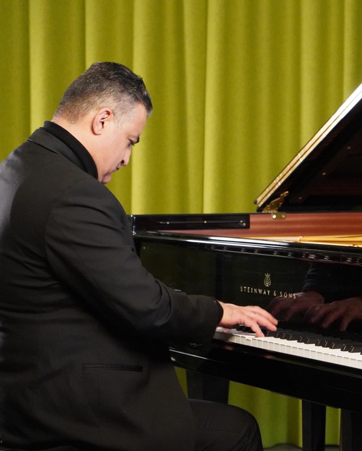 Aria Farjadi at a Steinway grand piano